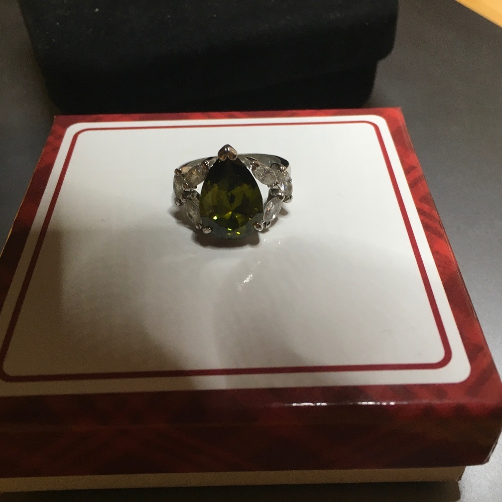 Peridot color fashion ring in silver tone